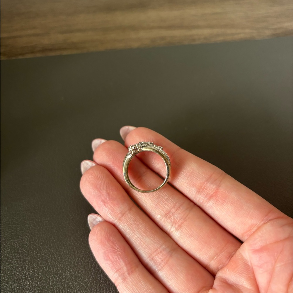 Elegant Silver Diamond Ring Set - Picture 4 of 9